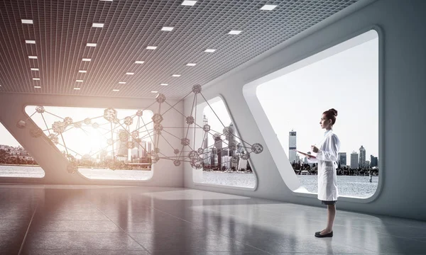 Hastane binası içinde ayakta iken sosyal ağ yapısı ile interracting Medikal Sanayi çalışanı kavramsal görüntü