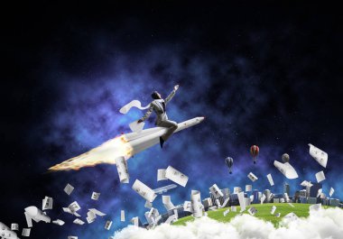 Açık alan ve Dünya gezegeninin kağıtlarla arka plan üzerinde uçan arasında roket üzerinde uçan takım elbiseli genç işadamı kavramsal görüntü.