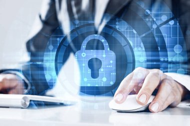 Klavye üzerinde kadın yazarak şifre ile Internet güvenlik kavramı