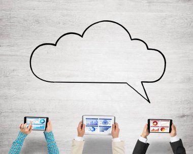 Masada oturan ve alet kullanan iş adamlarının en iyi görüntüsü.