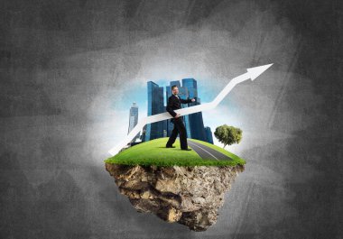 Takım elbiseli genç ve kendine güvenen bir iş adamının uçan adada gri beton arka planda dururken elinde büyük beyaz bir ok tutmasının kavramsal görüntüsü.