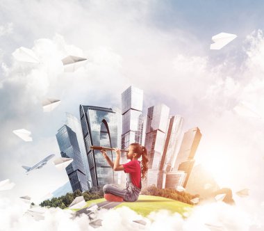 Şehrin yüzen adasında dürbünle bakan tatlı bir kız.