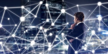 İşadamı gece cityscape sosyal bağlantı medya kavramı seyir karşı