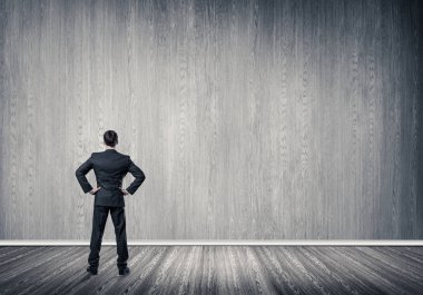 Boş beton odada kendine güvenen zarif iş adamının arka planı