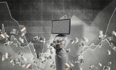 Kafa yerine TV ile iş kadını.