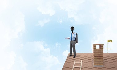 Kamera başlıklı adamla ev güvenliği ve mahremiyet koruması kavramı