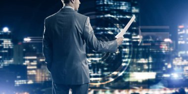 Sanal panel arayüzüne karşı iş adamının arka görünümü belgeleri elinde tutuyor