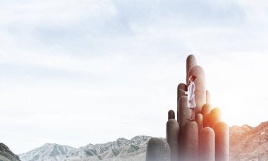 Genç kadın doktor eller satnding taş sütun alanındaki klasörle