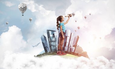 Şehrin yüzen adasında eski model uçaklarla oynayan tatlı bir kız.