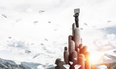 kafa yerine tv ile işadamı.