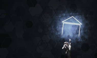 Ev veya ana sayfa simgesini o gösteren bir el ile kavramsal görüntü