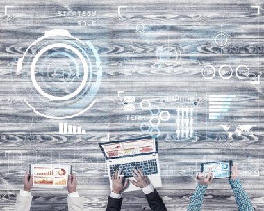 Masada oturan ve alet kullanan iş adamlarının en iyi görüntüsü.