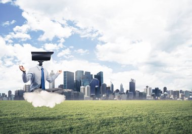 Kamera lotus poz modern karşı bulut üzerinde oturan adam başlı 