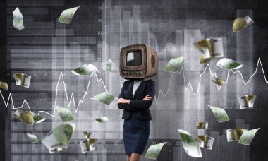 İş kadını baş yerine eski Tv ile.
