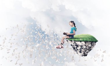 Gökyüzü adasında yüzen tatlı gülümseyen genç kız kitap okuyor.