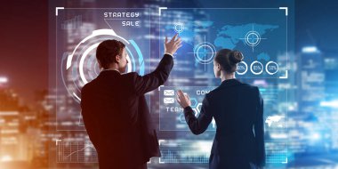 Arka ayakta ve sanal ekran ile birlikte çalışan iki iş adamları