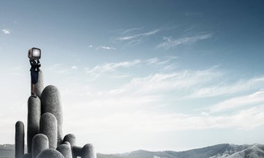 İş kadını baş yerine eski bir Tv ile.