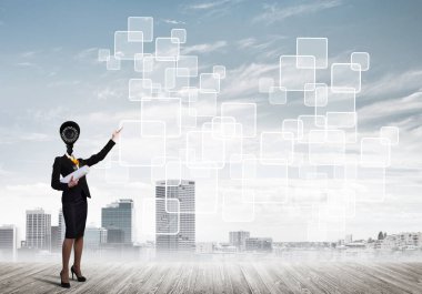 Kamera başlıklı kadınla güvenlik ve gizlilik koruması kavramı