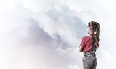 Gökyüzü arka plan hakkında geleceği görmenin karşı tulum, küçük şirin kız