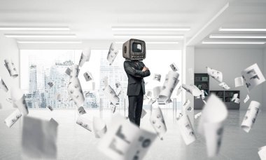 İşadamı kafa yerine eski bir Tv ile.