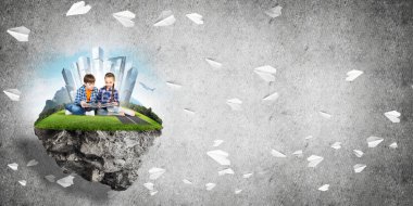 ECO konsepti yüzen ada ve üzerinde kitap oturan çocuklar.