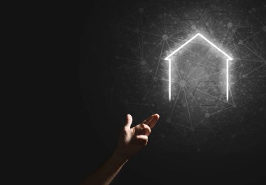 Koyu arkaplanda ev ya da ana sayfa simgesine elle işaret edilen kavramsal resim