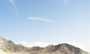 Yaz renkli dağ manzarası.