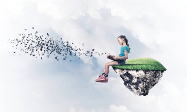 Gökyüzü adasında yüzen tatlı gülümseyen genç kız kitap okuyor.