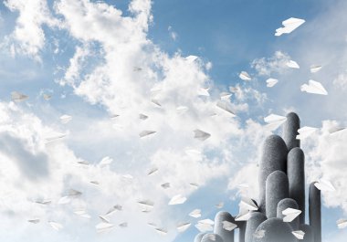 Nefes kesici manzarası olan çok sayıda taş sütun.