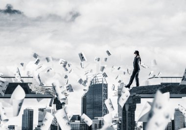 Kağıtları kocaman bir boşluk ile beton köprü üzerinde gizli tehditler ve riskler sembolü olarak uçan arasında blindfolded yürüyüş iş adamı. Cityscape görünümü arka plan üzerinde. 3D render.