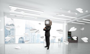 İşadamı kafa yerine eski bir Tv ile.