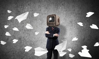 İşadamı kafa yerine eski Tv ile.