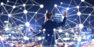 Gece şehir manzarasına karşı sosyal bağlantı medya kavramı ile çalışan iş kadınlarının arka planı