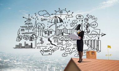 Kamera kafalı kadınla ev güvenliği ve mahremiyet koruması kavramı