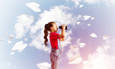 Gökyüzü arka plan hakkında geleceği görmenin karşı tulum, küçük şirin kız