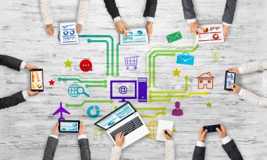 Masada oturan ve alet kullanan iş adamlarının en iyi görüntüsü.