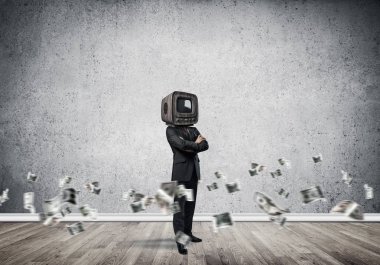 İşadamı kafa yerine eski Tv ile.