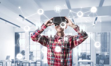 Sanal gerçeklik kulaklık veya bağlantı arka plan üzerinde 3d gözlük ile genç adam. Karışık teknik