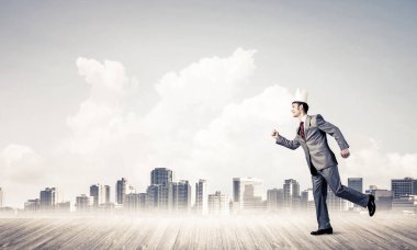 Beyaz taçlı yakışıklı iş adamı aceleyle koşuyor.