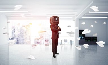 İşadamı kafa yerine eski bir Tv ile.