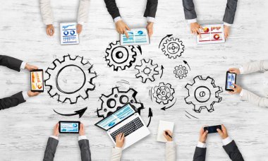 Masada oturan ve alet kullanan iş adamlarının en iyi görüntüsü.