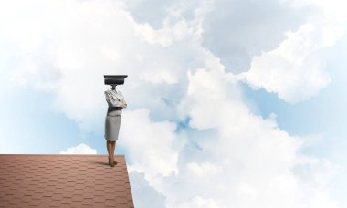 Kamera başlıklı kadınla güvenlik ve gizlilik koruması kavramı