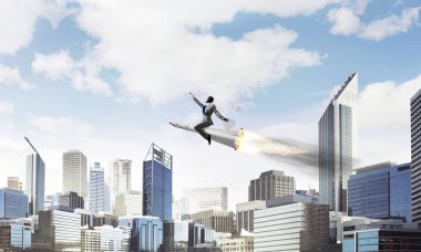 Arka plan üzerinde modern cityscape gökdelenler ve mavi gökyüzü ile roket üzerinde uçan takım elbiseli genç işadamı kavramsal görüntü.