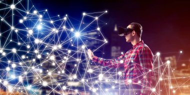 Sanal gerçeklik kulaklık veya bağlantı çizgileri arasında 3d gözlük ile genç adam