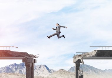 Kocaman bir boşluk içinde beton köprü üstünden atlayarak zorlukların üstesinden sembolü olarak iş adamı. Hava ve doğa arka planda görüntüleyin. 3D render.