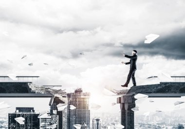 Yürüyüş işadamı kocaman bir boşluk ile beton köprü üzerinde uçan kağıt uçaklar arasında gizli tehditler ve riskler sembolü olarak gözleri. Cityscape görünümü arka plan üzerinde. 3D render.