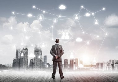 Modern şehir manzarası ve bağlantı konseptine bakan işadamlarının arka planı
