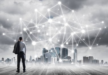 İşadamı arkasını kolluyor ve ağ çizimi kavramına bakıyor