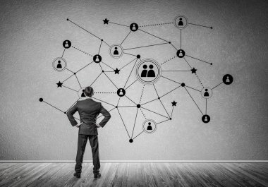 Arkadan görünüşü çizilmiş sosyal bağlantı kavramı ile duvara bakarak işadamı