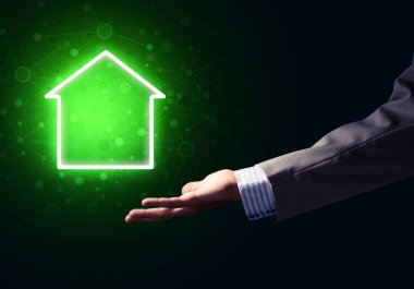 Ev veya ana sayfa simgesini o gösteren bir el ile kavramsal görüntü